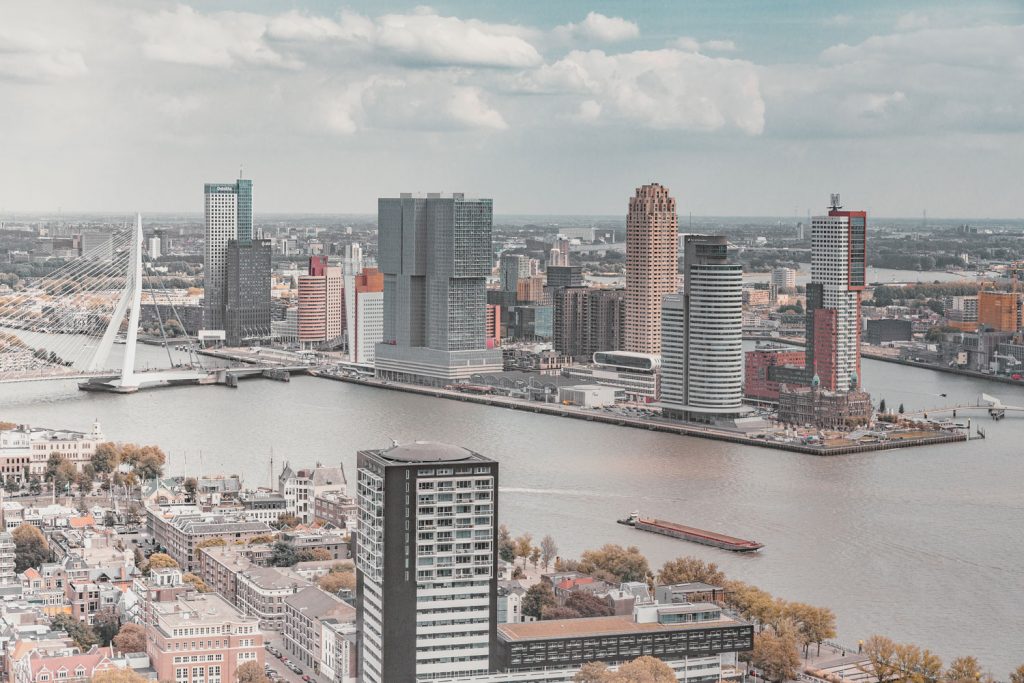 Uitzicht op de maas met de Erasmusbrug